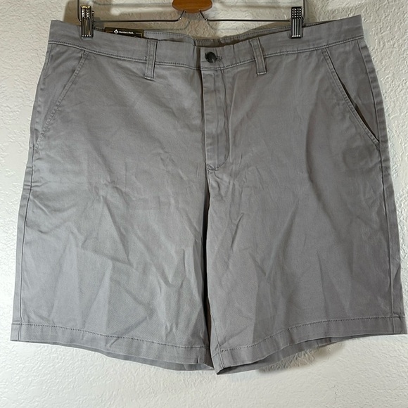 Men's Everyday Stretch Flat Front Short, Soft Silver, Size 40, 9" Inseam NEW - Picture 3 of 7